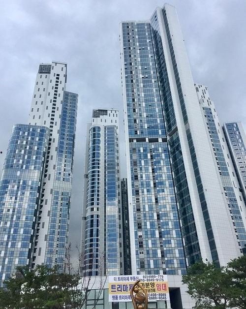 小区楼上吃瓜,邻里和谐还是矛盾升级？