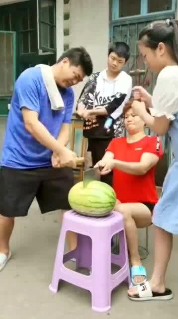 全家集体吃瓜,共享夏日吃瓜盛宴