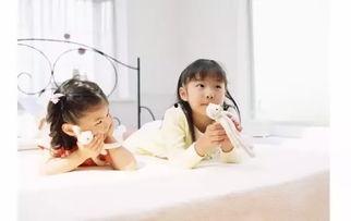 e洲父女幸福一家人吃瓜,甜蜜瓜田里的温馨时光