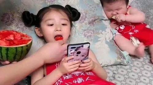 儿子吃瓜和女儿吃瓜,儿子女儿共享甜蜜时光